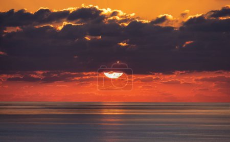 Téléchargez les photos : Ciel levant de soleil coloré dramatique sur la mer Méditerranée. Le ciel rouge abstrait. Cloudscape Nature Arrière-plan. - en image libre de droit