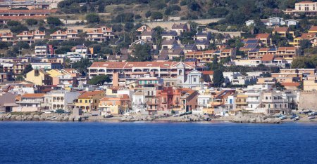 Foto de Ciudad junto al mar. Messina, Sicilia, Italia. Mañana soleada. - Imagen libre de derechos