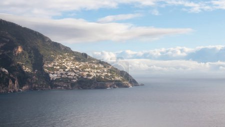 Foto de Touristic Town, Vettica Maggiore, on Rocky Cliffs and Mountain Landscape by the Tyrrhenian Sea. Costa Amalfitana, Italia. Cielo nublado Art Render. - Imagen libre de derechos