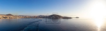 Téléchargez les photos : Maisons et bâtiments dans une ville touristique au bord de la mer Égée. Kusadasi, Turquie. Matin ensoleillé Coucher de soleil. Vue aérienne panoramique depuis un navire de croisière - en image libre de droit