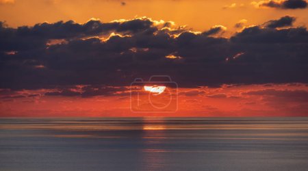 Foto de Dramático cielo colorido del amanecer sobre el mar Mediterráneo. El cielo rojo abstracto. Cloudscape Naturaleza Fondo. - Imagen libre de derechos
