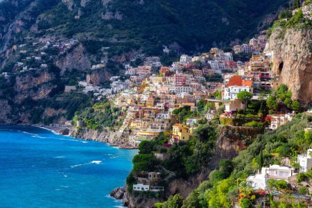 Touristenstadt Positano auf den Felsen und in der Berglandschaft am Tyrrhenischen Meer. Amalfiküste, Italien.
