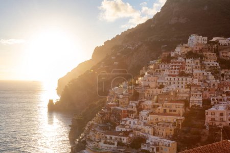Téléchargez les photos : Ville touristique, Positano, sur les falaises rocheuses et paysage de montagne au bord de la mer Tyrrhénienne. Côte amalfitaine, Italie. Coucher de soleil - en image libre de droit