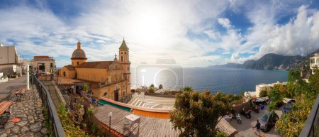 Foto de Touristic Town, Vettica Maggiore, on Rocky Cliffs and Mountain Landscape by the Tyrrhenian Sea. Costa Amalfitana, Italia. Panorama - Imagen libre de derechos