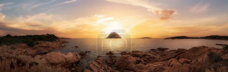 Foto de Playa rocosa en el mar Mediterráneo. Punta Don Diego, Cerdeña, Italia. Dramático Sunrise Sky Art Render. Naturaleza Antecedentes Panorama - Imagen libre de derechos