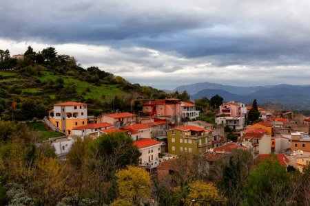 Blick auf eine kleine Touristenstadt in den Bergen. Dorgali, Sardinien, Italien.
