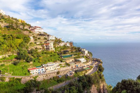 Foto de Touristic Town, Amalfi, on Rocky Cliffs and Mountain Landscape by the Tyrrhenian Sea. Costa Amalfitana, Italia. - Imagen libre de derechos
