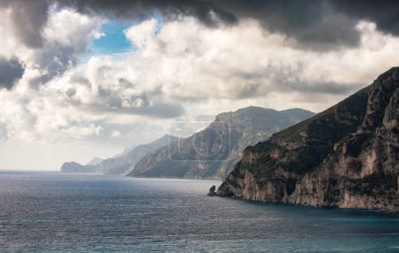 Foto de Rocky Cliffs and Mountain Landscape by the Tyrrhenian Sea. Costa Amalfitana, Italia. Antecedentes. - Imagen libre de derechos