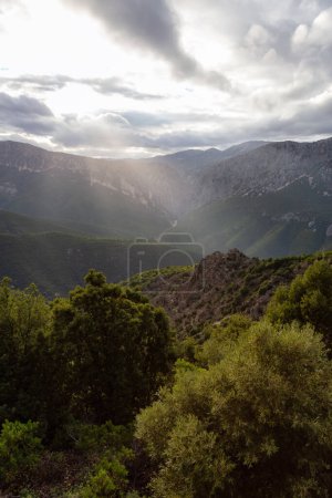 Téléchargez les photos : Paysage de montagne Arrière-plan. Coucher de soleil Ciel avec les rayons du soleil. Près de Dorgali, Sardaigne, Italie. - en image libre de droit