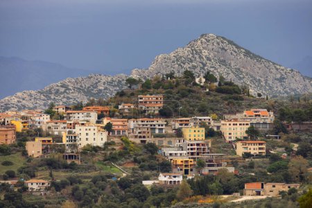 Vista de la pequeña ciudad turística en las montañas. Dorgali, Cerdeña, Italia.