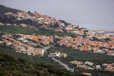 Téléchargez les photos : Vue sur la petite ville touristique au bord de la mer. Cala Gonone, Sardaigne, Italie. - en image libre de droit