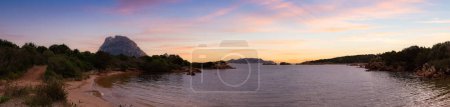 Foto de Playa en el mar Mediterráneo. Punta Don Diego, Cerdeña, Italia. Dramático Sunrise Sky Art Render. Naturaleza Antecedentes Panorama - Imagen libre de derechos