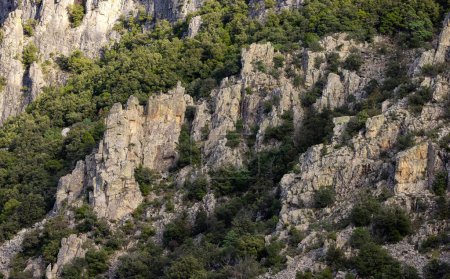 Foto de Fondo de paisaje de montaña rocosa. Cielo del atardecer con rayos de sol. Cerca de Dorgali, Cerdeña, Italia. - Imagen libre de derechos