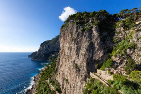Téléchargez les photos : Rocky Coast by Sea à Touristic Town sur l'île de Capri dans la baie de Naples, Italie. - en image libre de droit