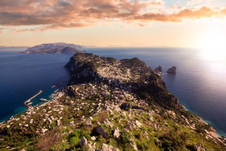 Foto de Touristic Town on Capri Island in Bay of Naples, Italia. Sunrise Sky Art Render. Antecedentes. - Imagen libre de derechos