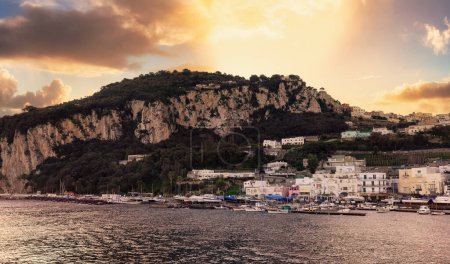 Foto de Isla Capri en Bahía de Nápoles, Italia. Sunrise Sky Art Render. Ciudad y Marina. - Imagen libre de derechos