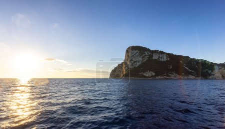 Téléchargez les photos : Île Capri dans la baie de Naples, Italie. Sunny Sunrise Sky. Nature Contexte. - en image libre de droit