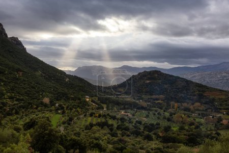 Téléchargez les photos : Fermes et champs verdoyants avec arrière-plan paysage de montagne. Près de Dorgali, Sardaigne, Italie. - en image libre de droit
