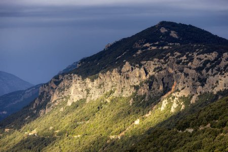 Téléchargez les photos : Fond du paysage des montagnes Rocheuses. Coucher de soleil Ciel avec les rayons du soleil. Près de Dorgali, Sardaigne, Italie. - en image libre de droit