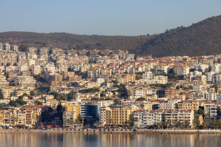 Foto de Casas y edificios en una ciudad turística junto al mar Egeo. Kusadasi, Turquía. Tarde soleada. - Imagen libre de derechos