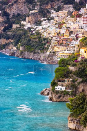 Foto de Touristic Town, Positano, on Rocky Cliffs and Mountain Landscape by the Tyrrhenian Sea. Costa Amalfitana, Italia. - Imagen libre de derechos