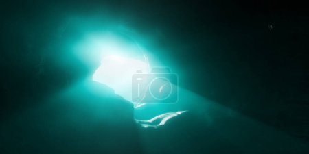 Téléchargez les photos : Paysage accidenté Terrain Scène sombre sous-marine dans la grotte. Eau de lac ou d'océan. 3d Rendering Art Background. Rayons solaires ensoleillés. - en image libre de droit