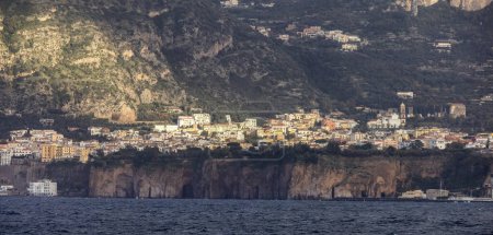 Téléchargez les photos : Rocky Coast and Homes in Touristic Town, Sorrento, Italie. Côte amalfitaine. Soirée ensoleillée - en image libre de droit