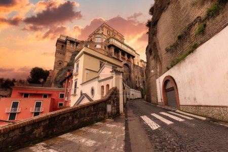 Foto de Calles en una ciudad turística, Sorrento, Italia. Nublado puesta del sol cielo Art Render. - Imagen libre de derechos