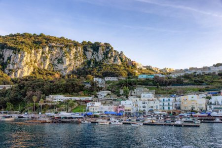 Téléchargez les photos : Île Capri dans la baie de Naples, Italie. Soirée ensoleillée. Ville et Marina. - en image libre de droit