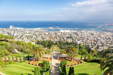 Foto de Jardines Bahai en Haifa, Israel. Nublado cielo azul. Atracción Turística. - Imagen libre de derechos