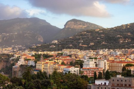 Téléchargez les photos : Rocky Coast and Homes in Touristic Town, Sorrento, Italie. Côte amalfitaine. Soirée ensoleillée - en image libre de droit
