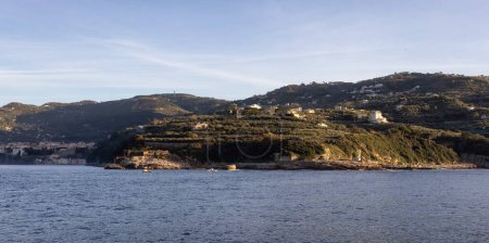 Téléchargez les photos : Rocky Coast and Homes near Touristic Town, Sorrento, Italie. Côte amalfitaine. Soirée ensoleillée - en image libre de droit