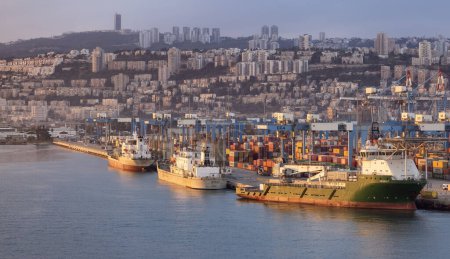 Téléchargez les photos : Haïfa, Israël - 6 novembre 2022 : Port de Haïfa au lever du soleil dramatique. Vue du bateau de croisière. - en image libre de droit