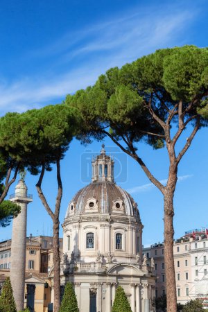Foto de Edificios históricos en Roma, Italia. Soleado día nublado. - Imagen libre de derechos