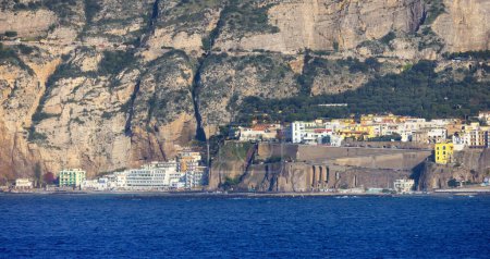 Foto de Rocky Coast and Homes in Touristic Town, Sorrento, Italia. Costa Amalfitana. Tarde soleada - Imagen libre de derechos