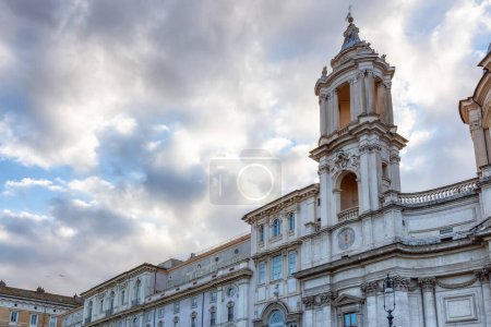 Foto de SantAgnese en Agone en Piazza Navona. Monumento histórico en Roma, Italia. Cielo nublado. - Imagen libre de derechos