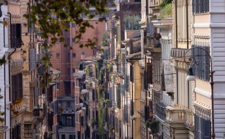 Téléchargez les photos : Old Historic Streets in Downtown Rome, Italie. Immeubles d'appartements Extérieur - en image libre de droit