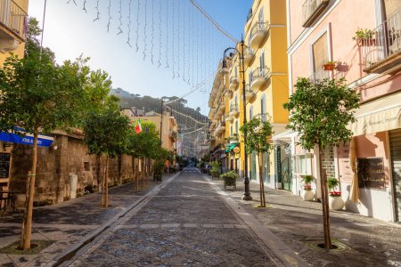 Foto de Sorrento, Italia - 18 de noviembre de 2022: Downtown Street en la ciudad turística con tiendas y restaurantes. - Imagen libre de derechos
