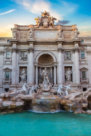 Téléchargez les photos : Fontaine de Trevi, monument historique à Rome, Italie. Coucher de soleil nuageux Sky Art Render. - en image libre de droit