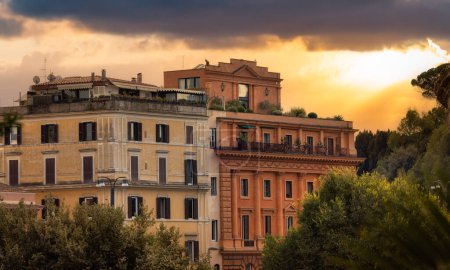 Téléchargez les photos : Old Historic Streets in Downtown Rome, Italie. Immeubles d'appartements Extérieur. Sunset Sky Art Render. - en image libre de droit