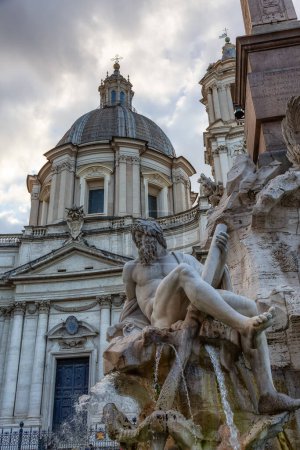 Foto de SantAgnese en Agone en Piazza Navona. Monumento histórico en Roma, Italia. Cielo nublado. - Imagen libre de derechos
