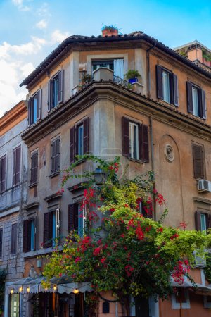 Téléchargez les photos : Old Historic Streets in Downtown Rome, Italie. Fleurs et coucher de soleil Sky Art Render. - en image libre de droit