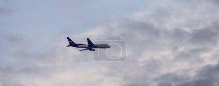 Foto de Roma, Italia - 14 de noviembre de 2022: UPS Avión volando en el cielo durante la mañana nublada. - Imagen libre de derechos
