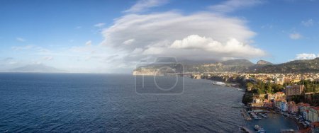 Foto de Rocky Coast and Homes in Touristic Town, Sorrento, Italia. Costa Amalfitana. Panorama aéreo - Imagen libre de derechos