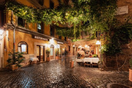 Foto de Roma, Italia - 15 de noviembre de 2022: Old Historic Streets in Downtown. Noche lluviosa. - Imagen libre de derechos