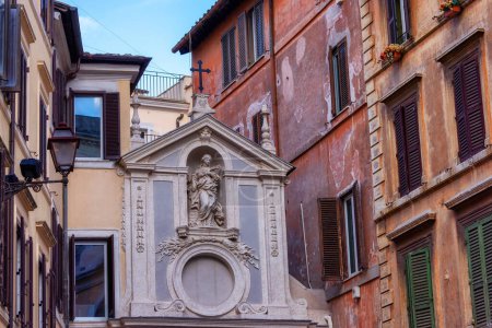 Foto de Antiguas calles históricas en el centro de Roma, Italia. Escultura cristiana con cruz. - Imagen libre de derechos