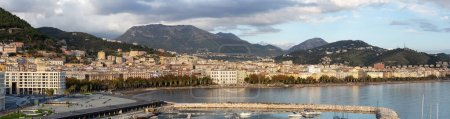Touristische Stadt am Meer. Salerno, Italien. Luftaufnahme. Stadtbild und Berge Hintergrund Panorama