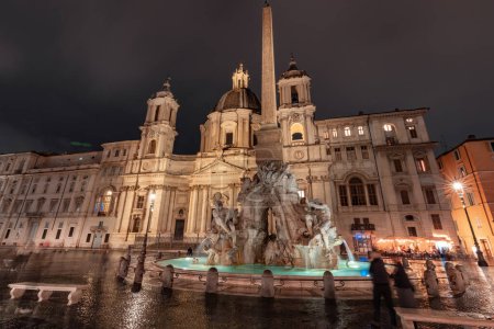 Téléchargez les photos : SantAgnese à Agone sur la Piazza Navona. Monument historique à Rome, Italie. Ciel nuageux. Temps de nuit - en image libre de droit
