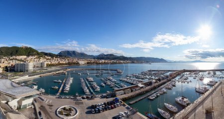 Foto de Puerto, Marina y Ciudad junto al Mar. Salerno, Italia. Panorama aéreo. Fondo de paisaje urbano - Imagen libre de derechos
