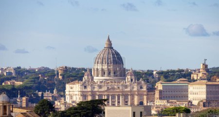 Foto de Antigua Iglesia Católica Histórica en Ciudad de Roma, Italia. Vista aérea. Cielo nublado - Imagen libre de derechos